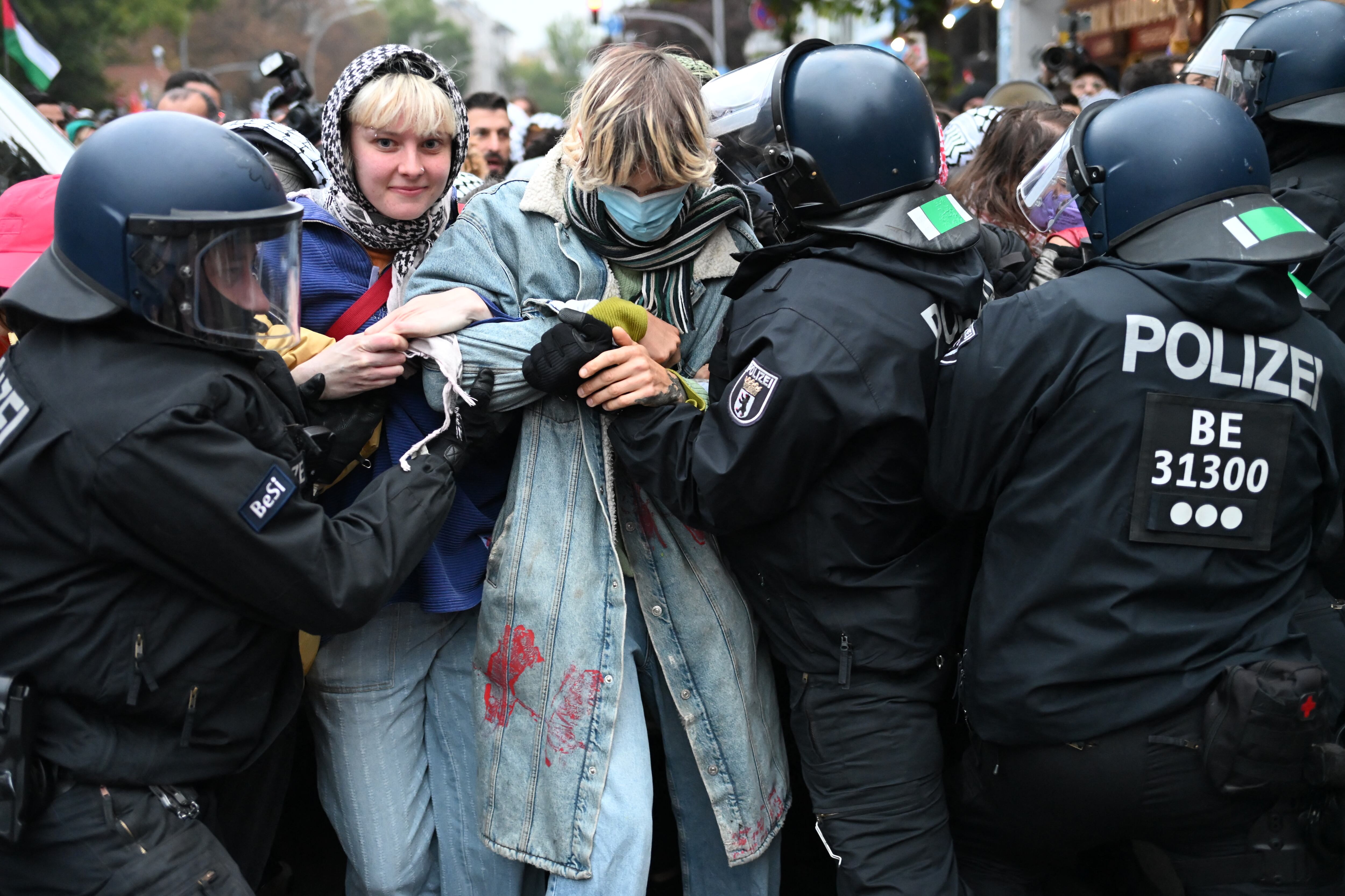 La policía empujó este domingo a un grupo durante una "Manifestación contra el genocidio en Gaza" cerca de la plaza Kottbusser Tor en el distrito Kreuzberg de Berlín, antes del primer aniversario del ataque del 7 de octubre a Israel por parte del grupo terrorista Hamás. Fotografía:
