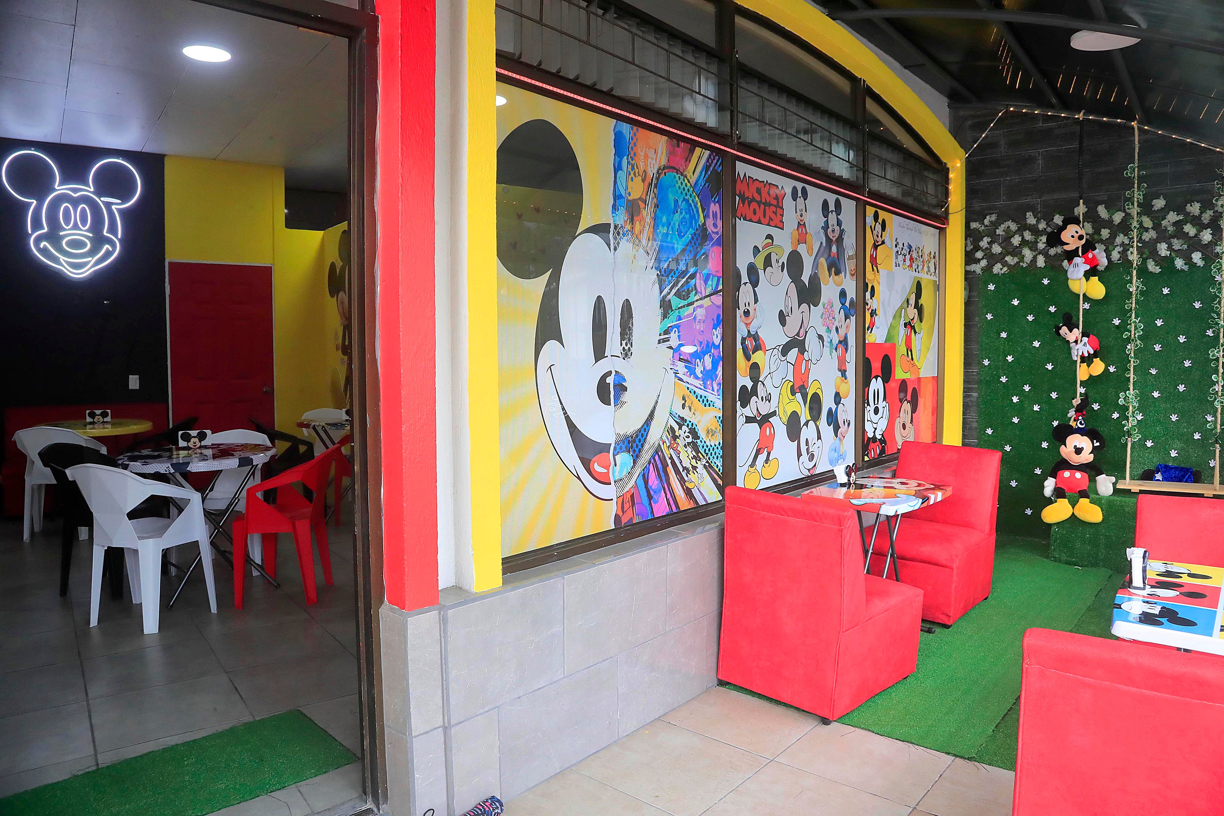 11/10/2023 Cartago. Frente a la esquina noreste de la Basílica de los Angeles abrió sus puertas, hace pocos días, una cafetería muy especial. Se trata de Mickey’s House Cafetería, inspirada en la icónica figura de Disney, donde no solo el ambiente sino la comida y buena atención, lo esperan todos los días hasta las 8:00 p.m.