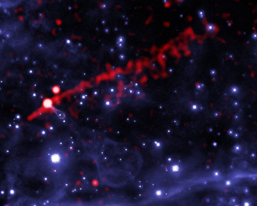 El púlsar PSR B2224+65 crea la “Nebulosa de la Guitarra”, una estructura cósmica única capturada por Chandra y Hubble en el espacio interestelar.