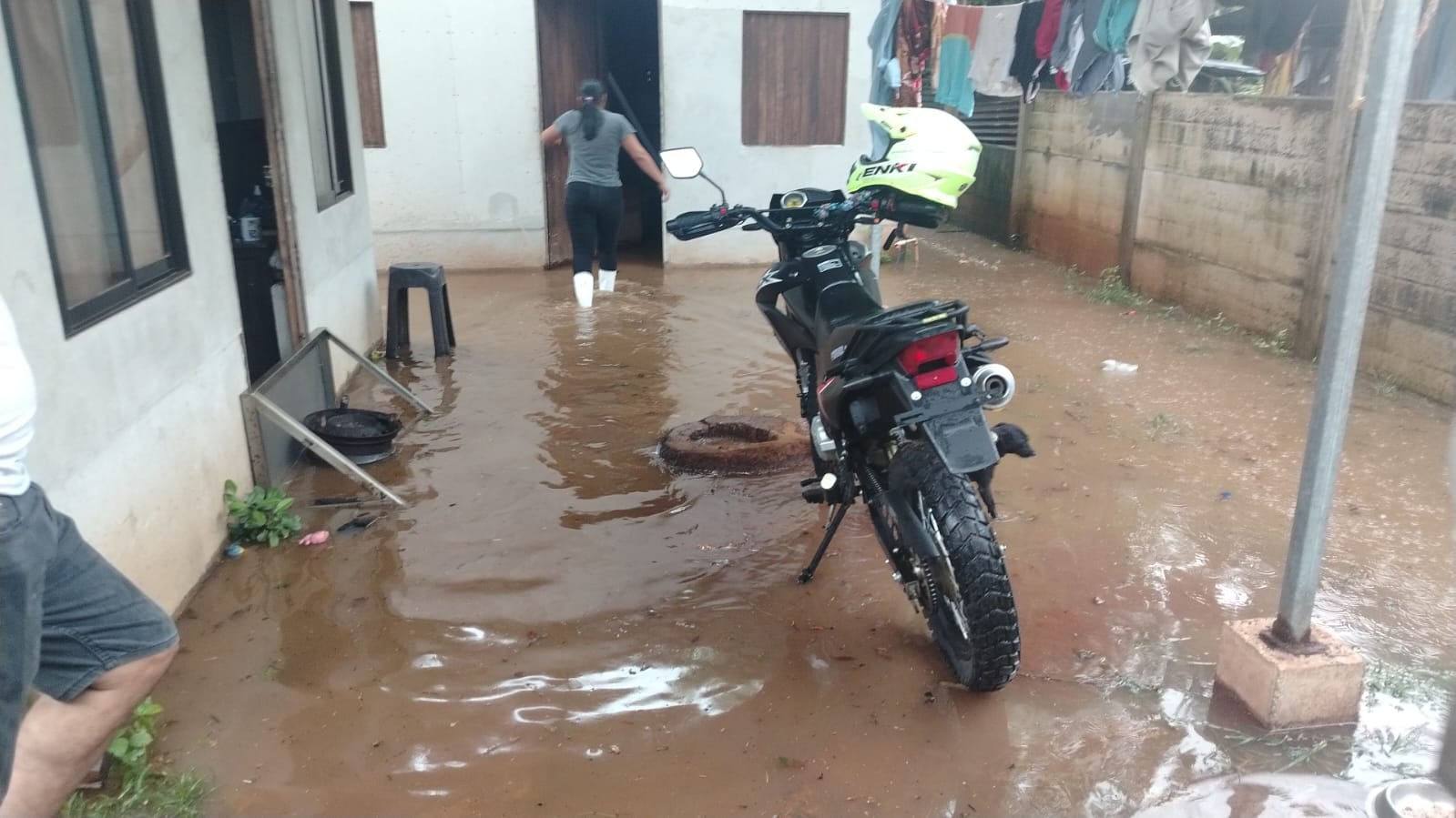 En la zona norte, los cuerpos de emergencia rescataron a una mujer, sus hijas menores y dos perros.