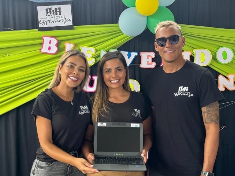 Keylor Navas junto a Mónica Espinoza (centro) y Andrea Salas en una colaboración que hizo Tiempos de Esperanza en Isla Chira.