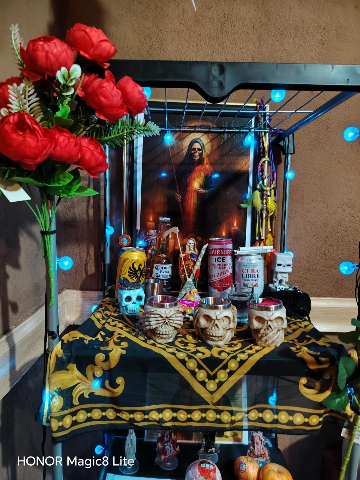 Este altar, con velas e imágenes de la Santa Muerte, una creencia pagana, estaba en una vivienda allanada a un supuesto integrante de Los Maruja, detenido el jueves en Orosi.