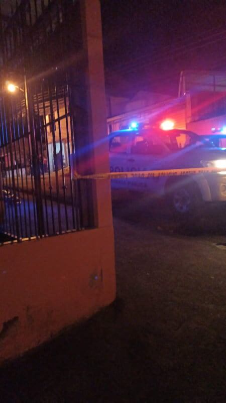 Varias patrullas llegaron al sitio del asalto en barrio Imas. Los delincuentes siguen en fuga. Foto: Cortesía Noticias de San Ramón.