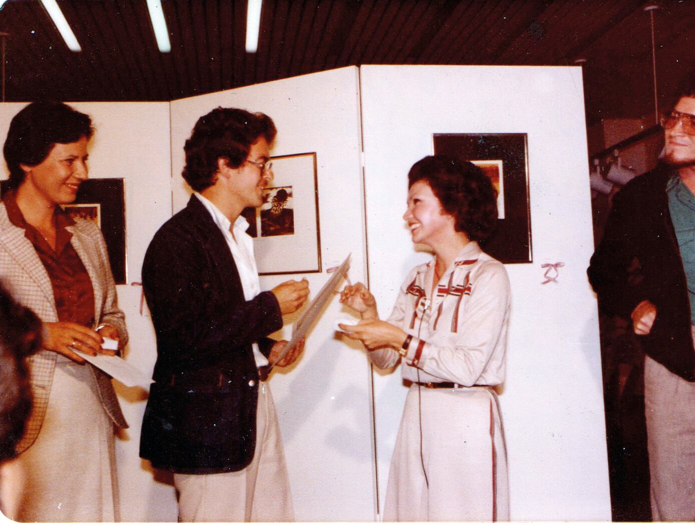 Rudy Espinoza recibe la medalla de oro en la categoría Grabado. Salones Nacionales de Artes Plásticas, 1980.