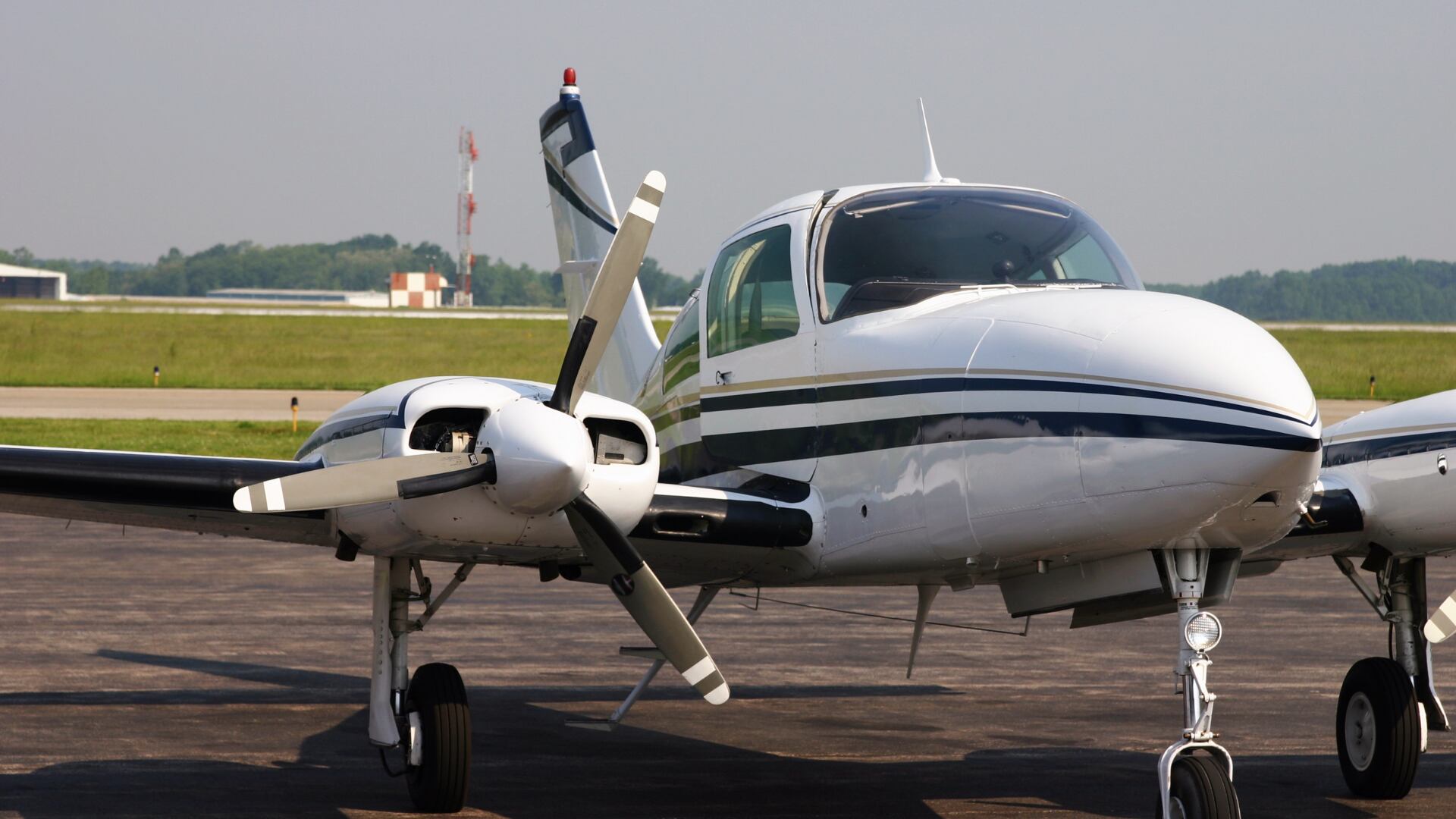 Autoridades de Venezuela destruyeron una avioneta con matrícula mexicana y dos campamentos usados por grupos armados colombianos.