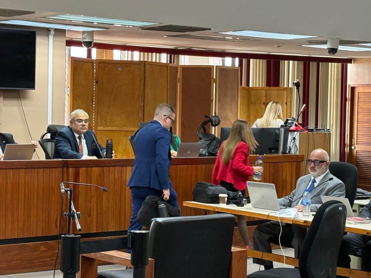 La fiscal del Ministerio Público, Natalia Rojas, llegó para declarar en el juicio por tráfico de influencias contra Celso Gamboa y otros, acompañada de un psicólogo de la Oficina de Protección de Víctimas y Testigos.