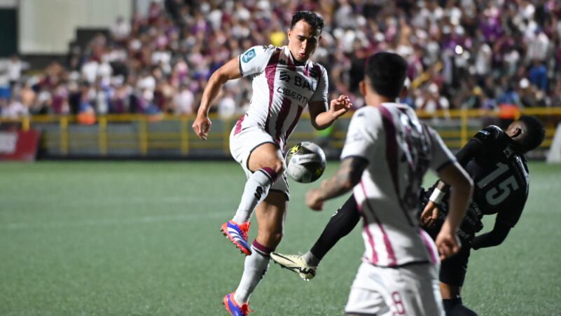 Sebastián Acuña (centro) jugador del Saprissa habló de lo provechosa que ha sido la semana larga para los morados. Albert Marín.