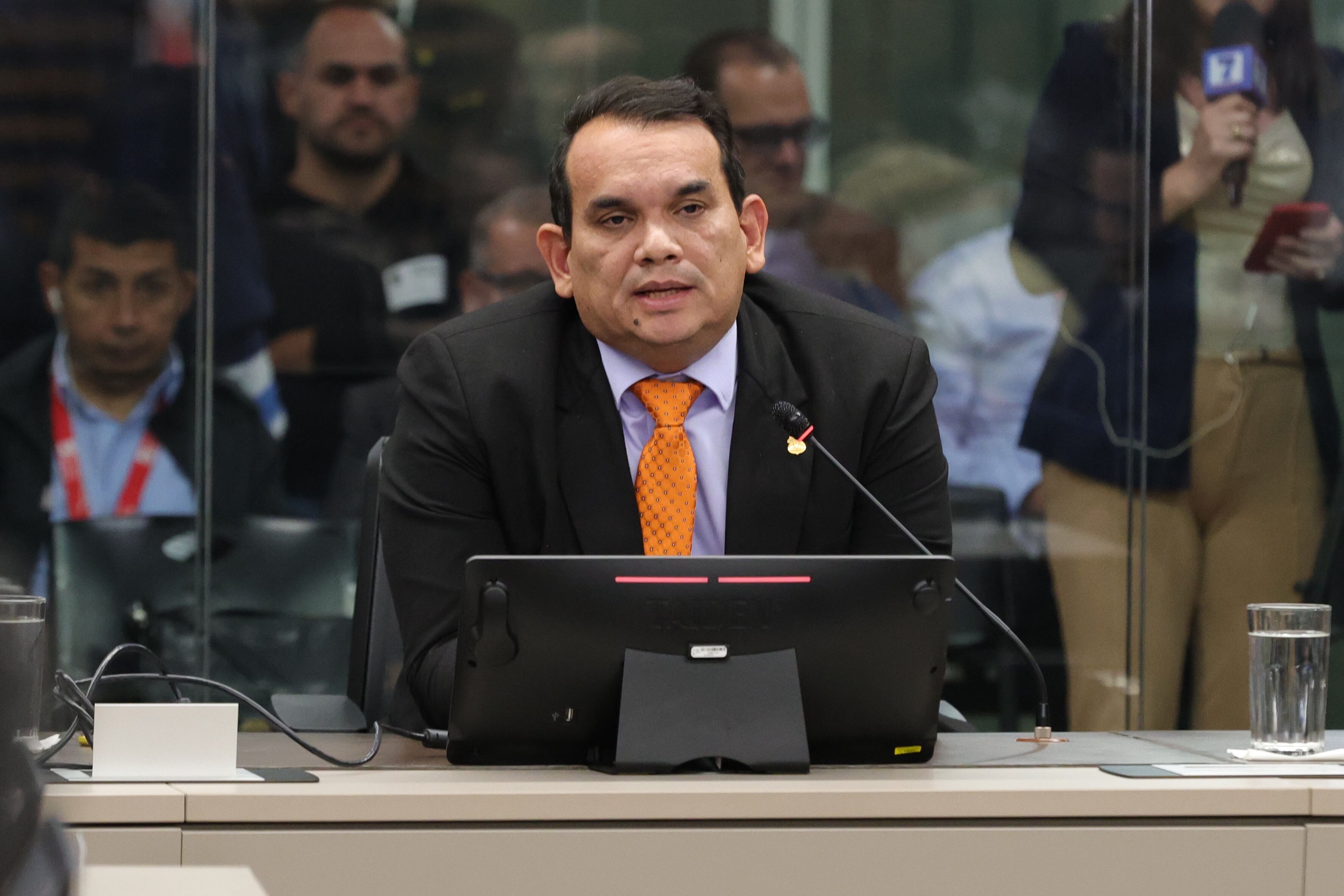 01/07/2025/ Randall Zúñiga durante su intervención en comisión de seguridad y narcotráfico en la Asamblea Legislativa / foto John Durán