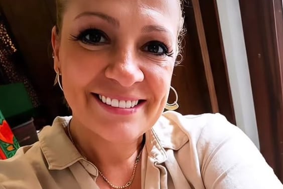 Actriz Marcela Ugalde y su personaje de Doña Elvira.