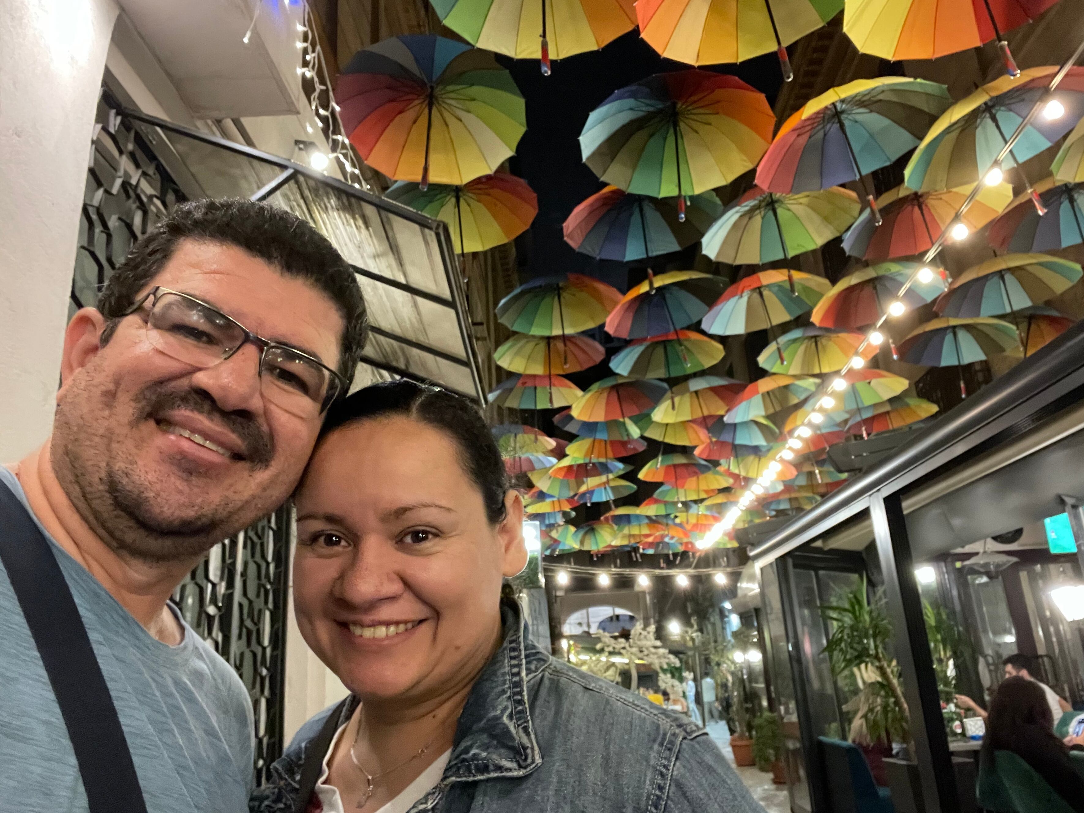 El pasaje Victoria en el casco antiguo de Bucarest, Rumanía. En la imagen Nancy Díaz y Jairo Villegas S.