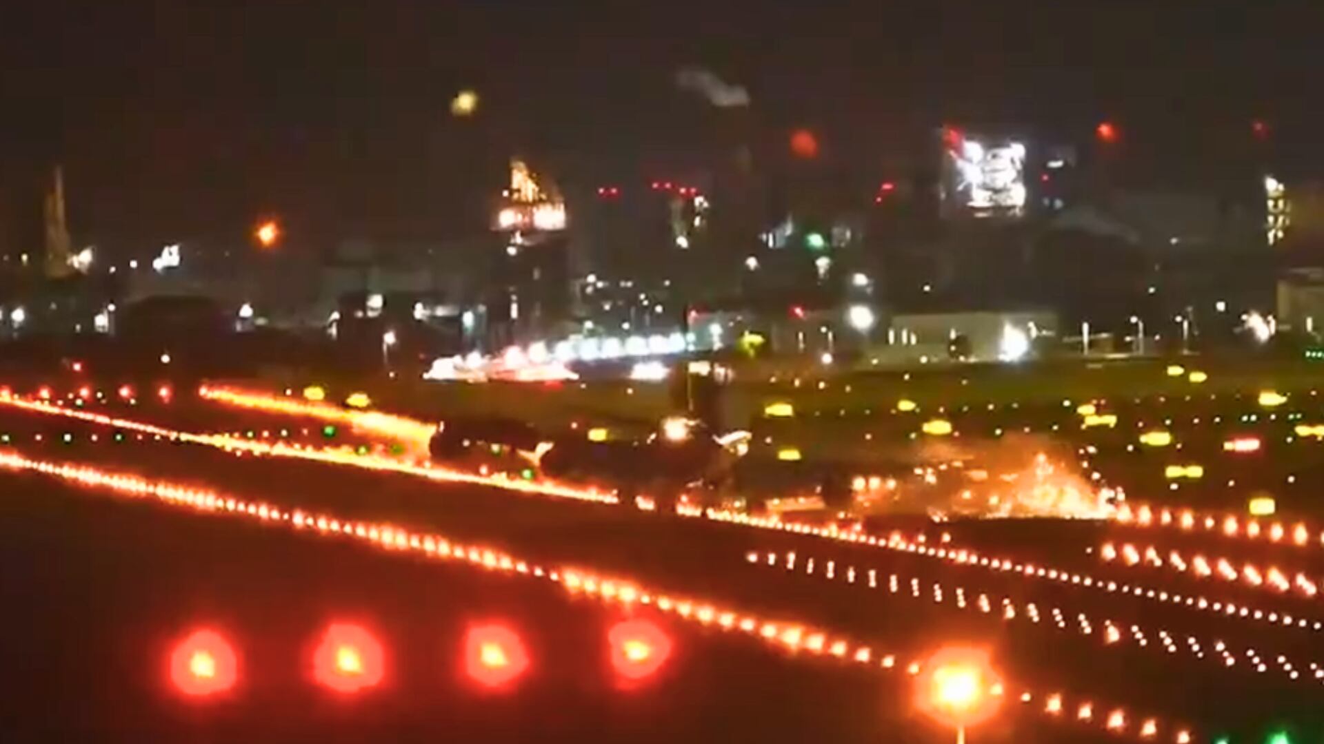 Boeing 747 de carga impactó motor en pista de Taipéi durante vientos cruzados; el incidente dejó daños, pero sin heridos.