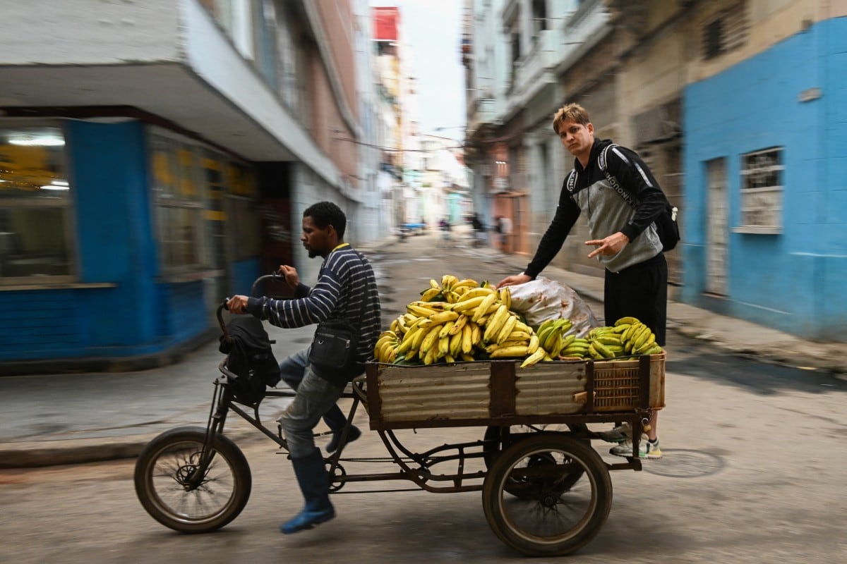 Un hombre transporta bananos en un triciclo por las calles de La Habana el 5 de febrero de 2026.