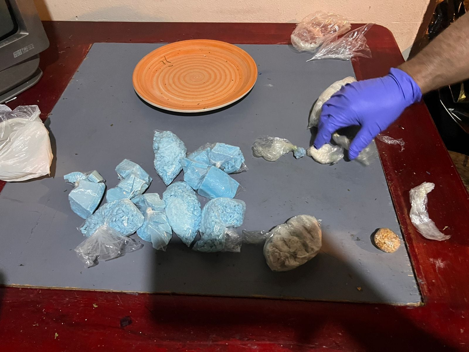 OIJ y PCD detienen a alias Gordo Julio, a su mamá y a su hermano, en Orotina, durante los operativos de este miércoles para desarticular esta banda.