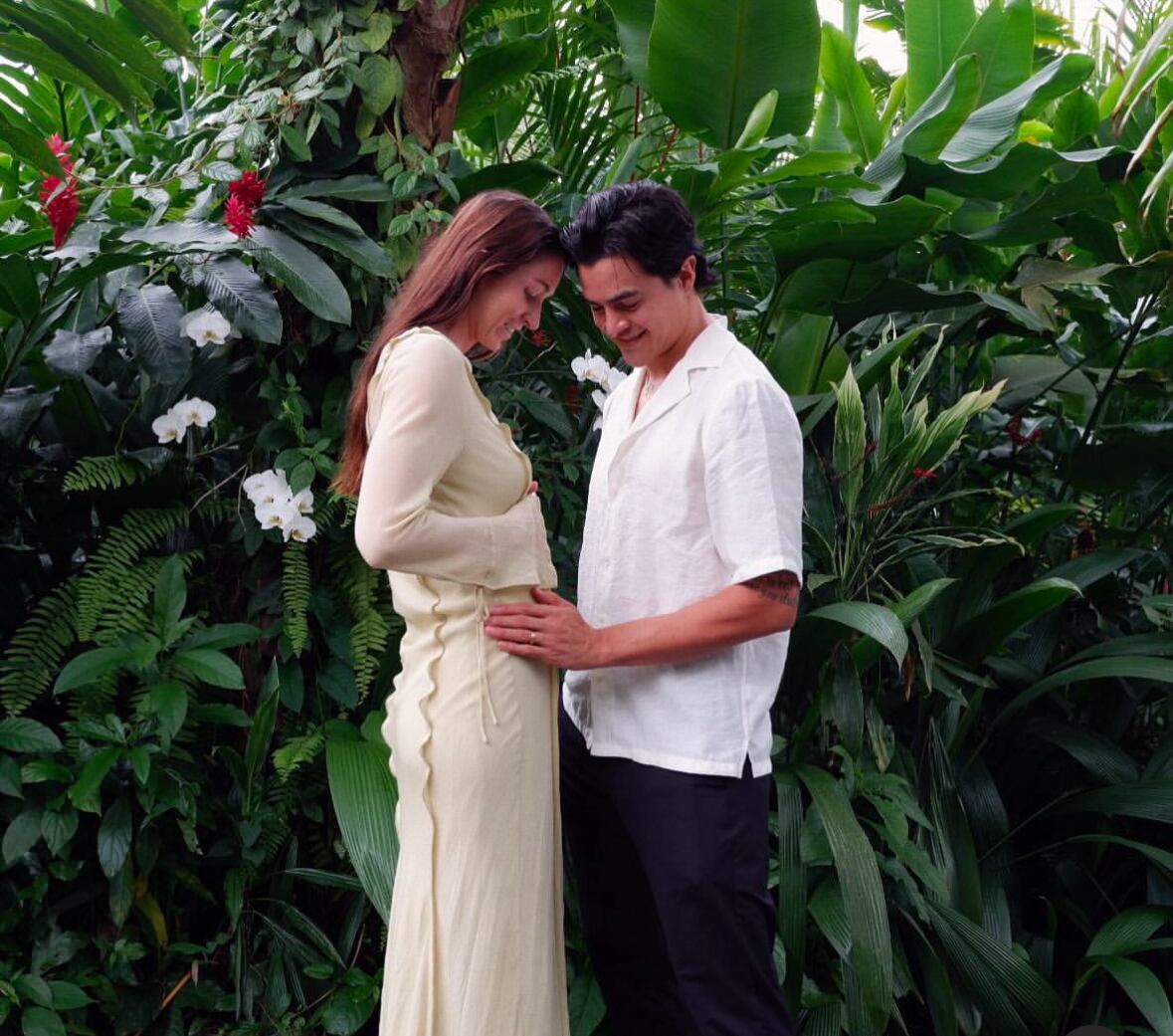 Kari Nicole Johnston y Diego Campos posan celebrando el embarazo de la estadounidense.