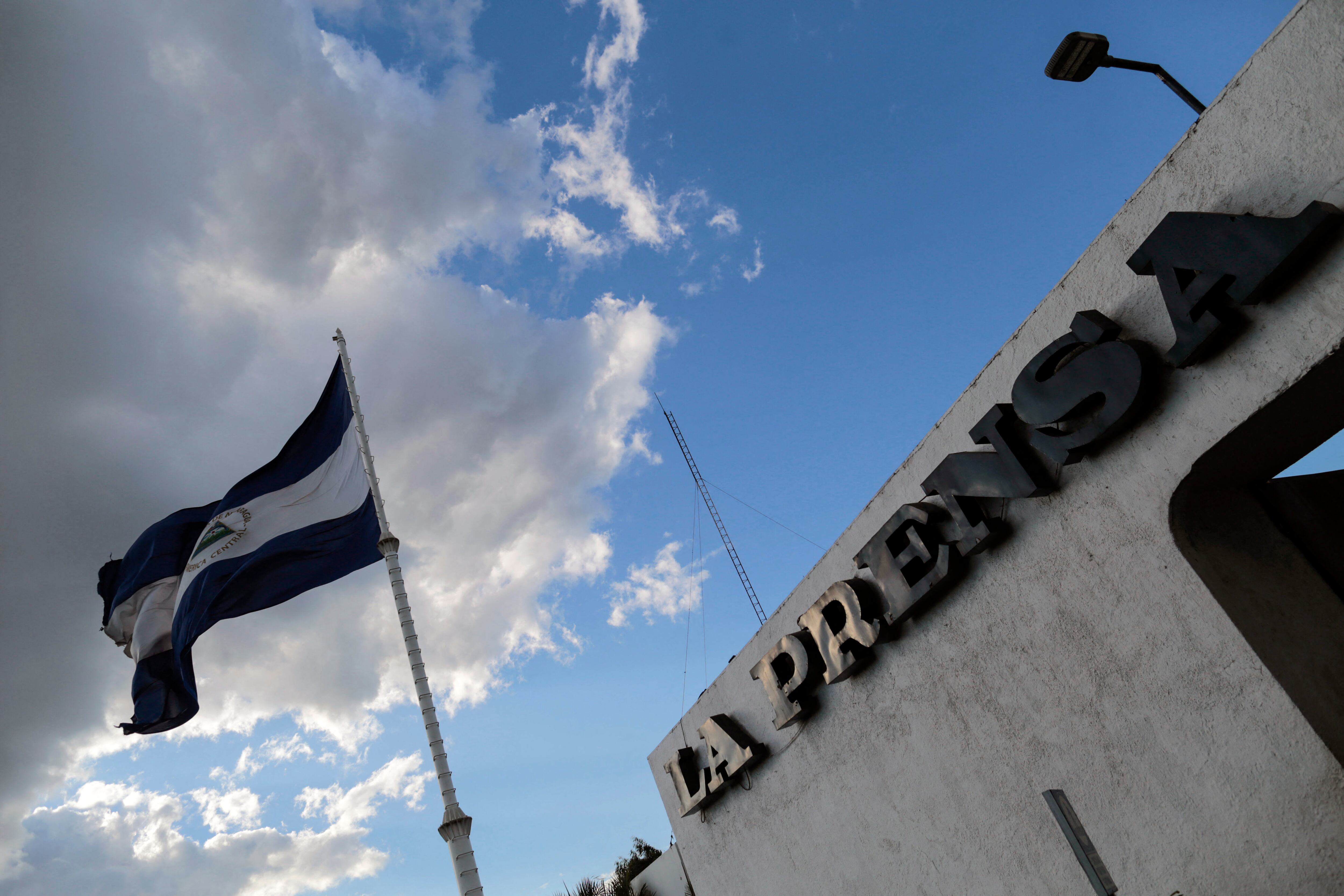 (FOTO DE ARCHIVO) Vista parcial de la fachada del periódico La Prensa, en Managua, el 18 de enero de 2019. El Premio Mundial a la Libertad de Prensa de la UNESCO fue otorgado el 3 de mayo de 2025 al periódico nicaragüense La Prensa, el histórico diario de este país centroamericano cuya redacción se ha visto forzada al exilio por la feroz represión del gobierno. (Foto de INTI OCON / AFP)