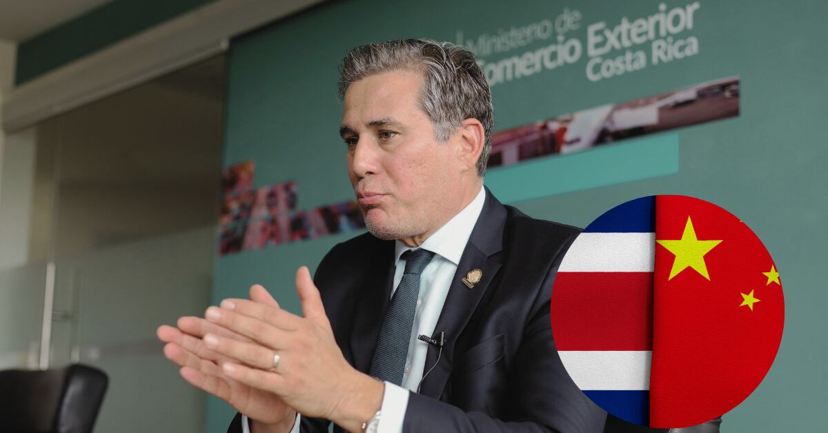 El ministro de Comercio Exterior de Costa Rica, Manuel Tovar, gesticula durante una entrevista en su despacho, con los logotipos del ministerio y las banderas de Costa Rica y China en una fotocomposición, en el marco de las relaciones comerciales bilaterales.