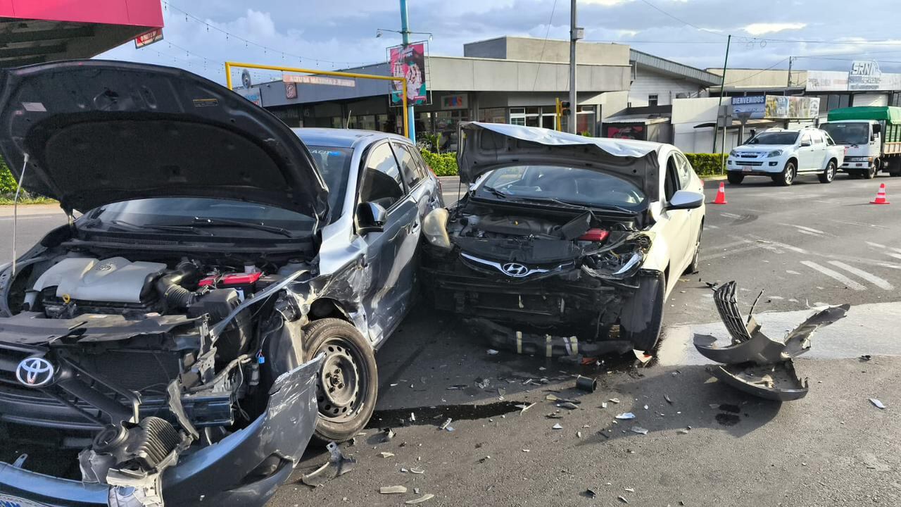 Los bomberos atendieron la colisión entre dos vehículos livianos, esto en Cartago, San Nicolás, frente al Colegio Covao.