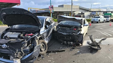 Choque frontal de dos vehículos en Cartago deja dos personas atrapadas