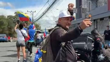 Entre llanto y esperanza venezolanos en Costa Rica celebraron caída de Maduro