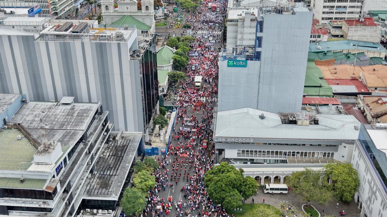 Marcha de docentes frente al Ministerio de Hacienda, en San José, este 26 de noviembre.