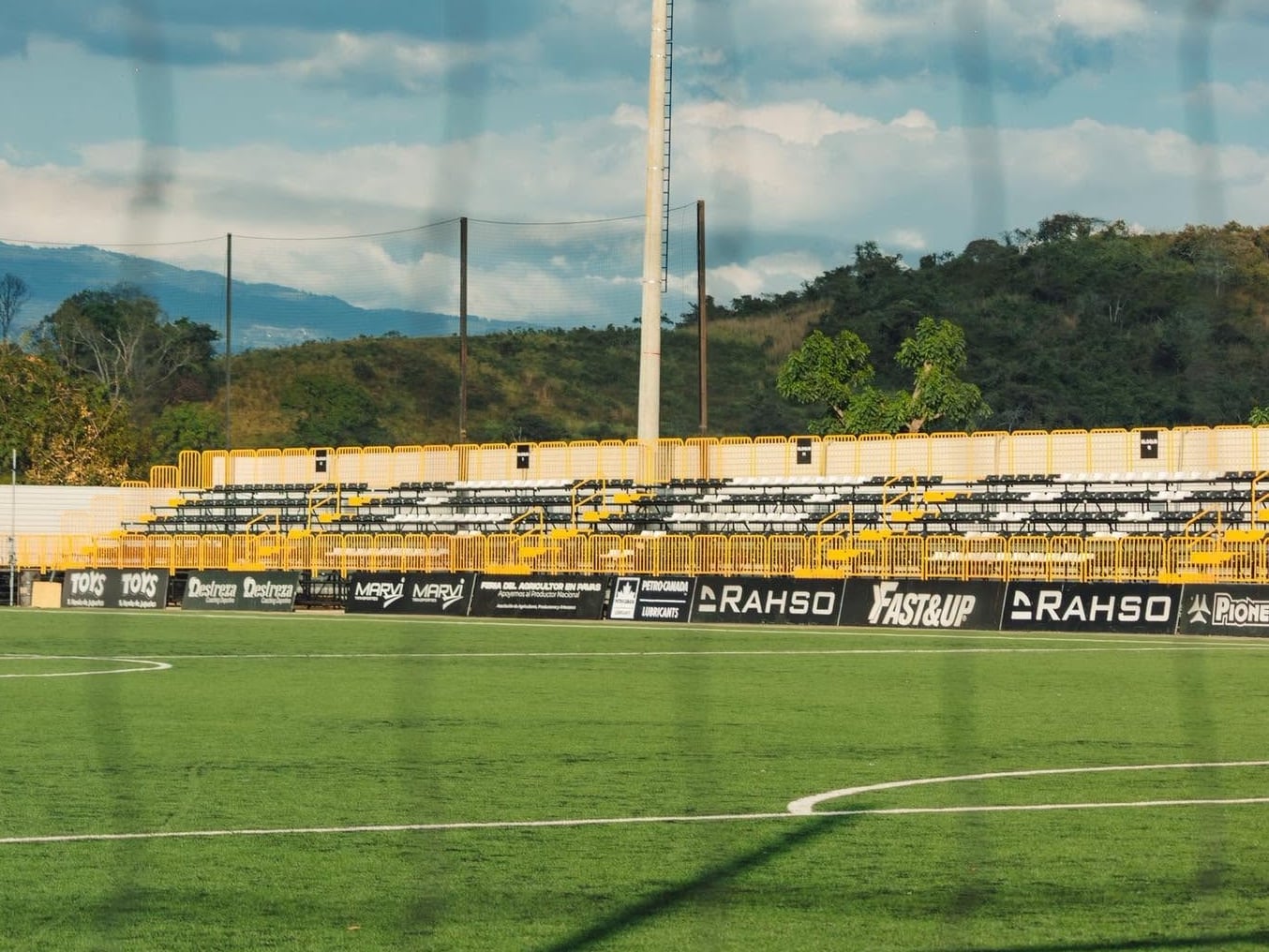 Sporting juega en el estadio de Puente Piedra en Grecia.