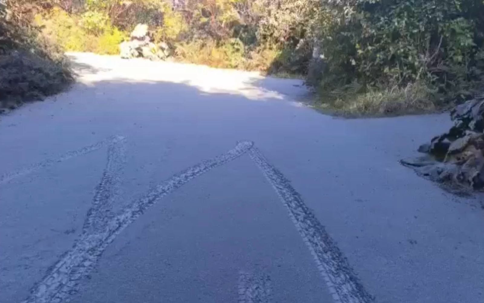 Guardaparques captaron imágenes de la capa de ceniza que cubre las rutas que conducen al cráter del volcán.
