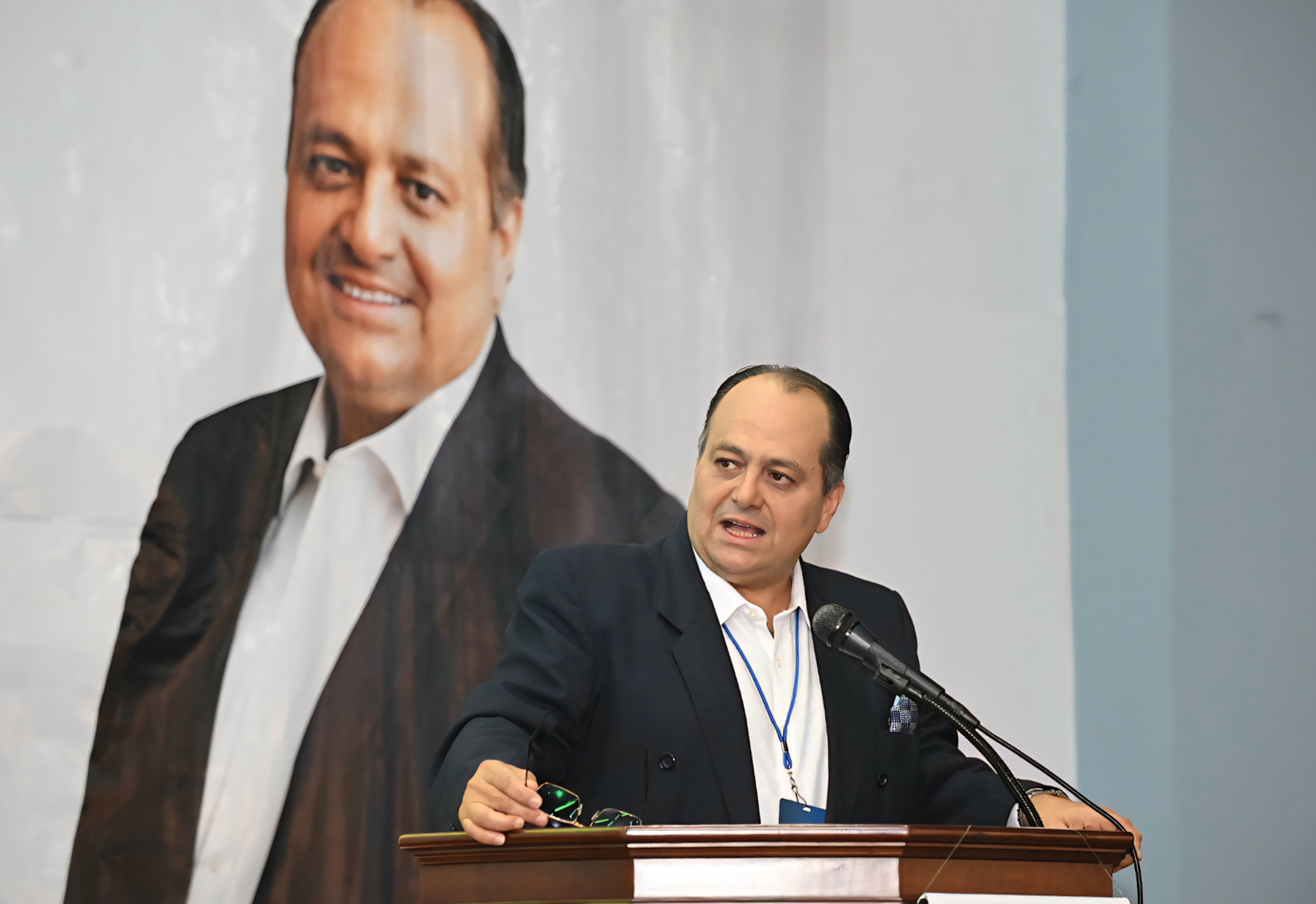 30 de agosto 2025. Conferencia Episcopal, Barrio México. Presentación de candidatos a la presidencia y vicepresidencias del partido Esperanza Nacional. Claudio Alpízar (candidato a la presidencia), Andrés Castillo y Nora Gonzáles (vicepresidencias) levantan sus manos en señal de victoria poco después de ser elegidos. Foto: Albert Marin