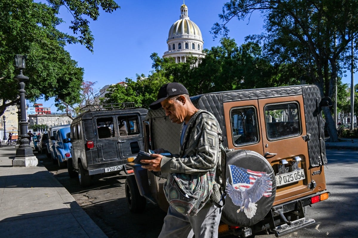 Un hombre camina junto a un jeep con una cubierta de rueda decorada con un águila y una bandera de Estados Unidos en La Habana, el 26 de febrero de 2026.