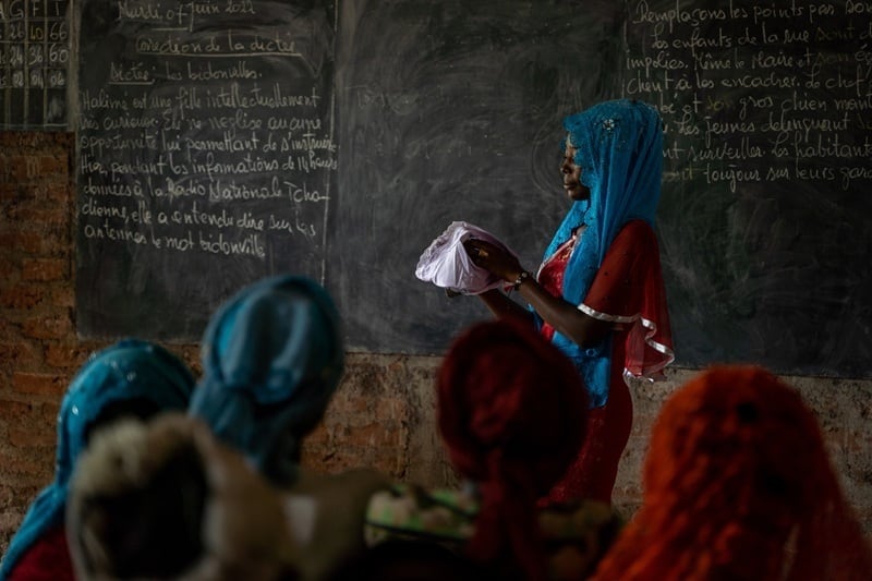 Demostración de como usar productos menstruales en una escuela.
