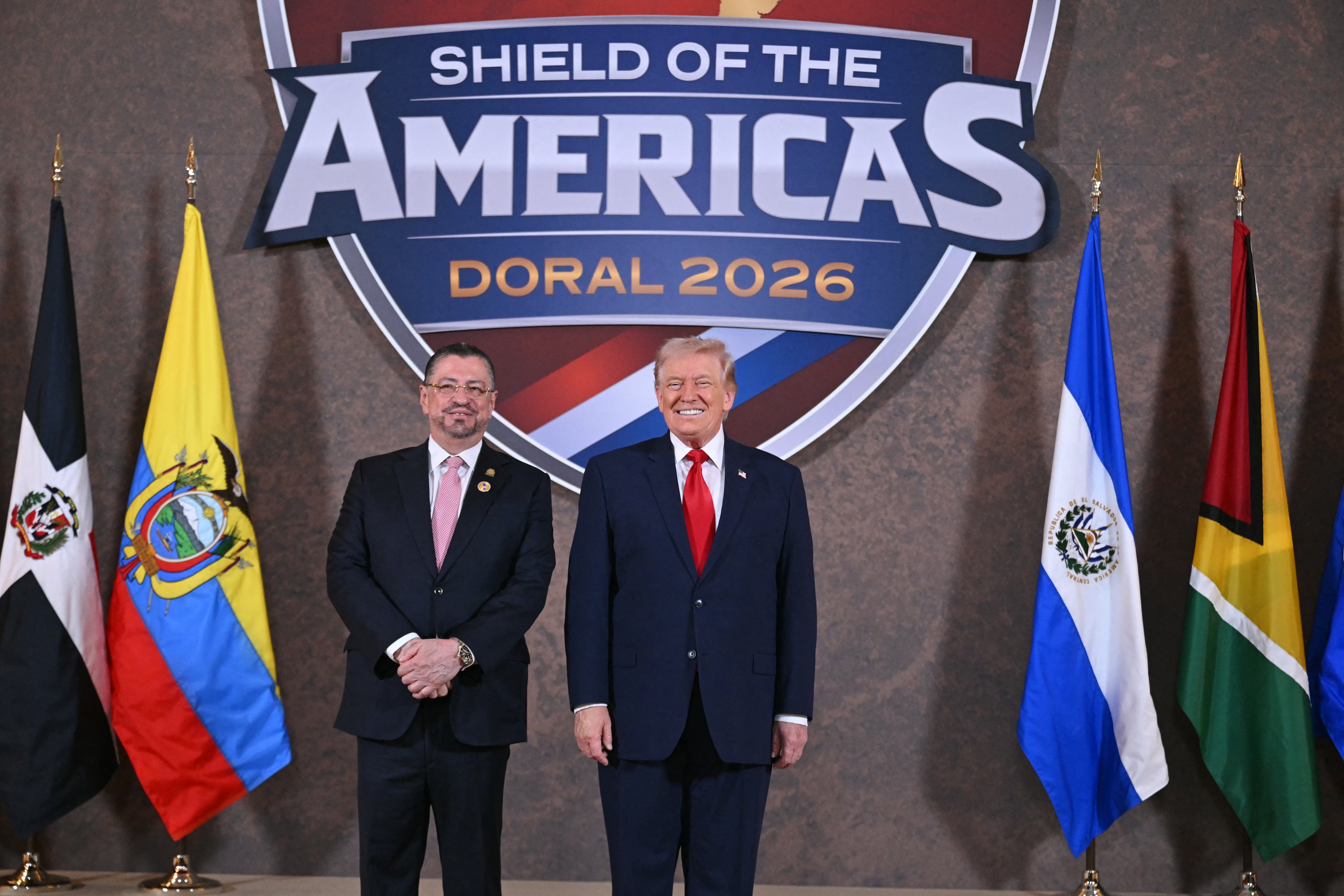 El presidente de Estados Unidos, Donald Trump, posa con el presidente de Costa Rica, Rodrigo Chaves (izq.), al inicio de la Cumbre "Escudo de las Américas" en el Trump National Doral de Miami, Florida, este 7 de marzo.