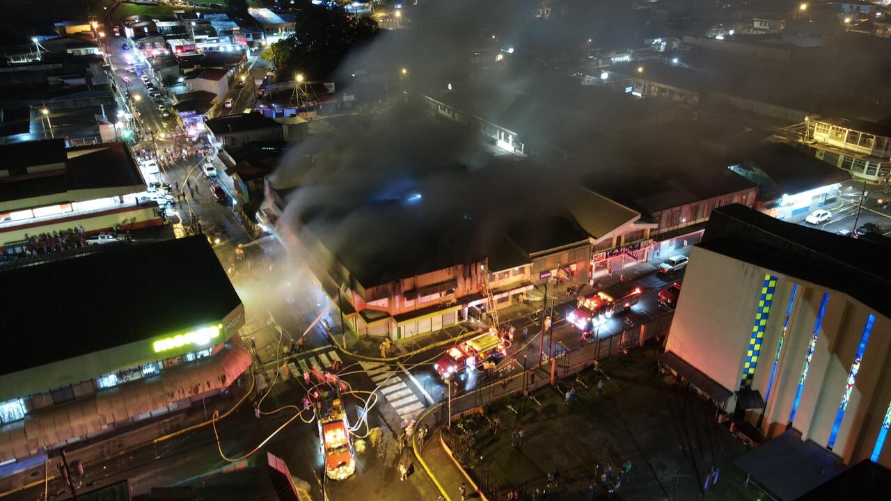 Un dron tomó fotos aéreas del incendio en el mercado de Turrialba este 2 de abril, Viernes Santo del 2021