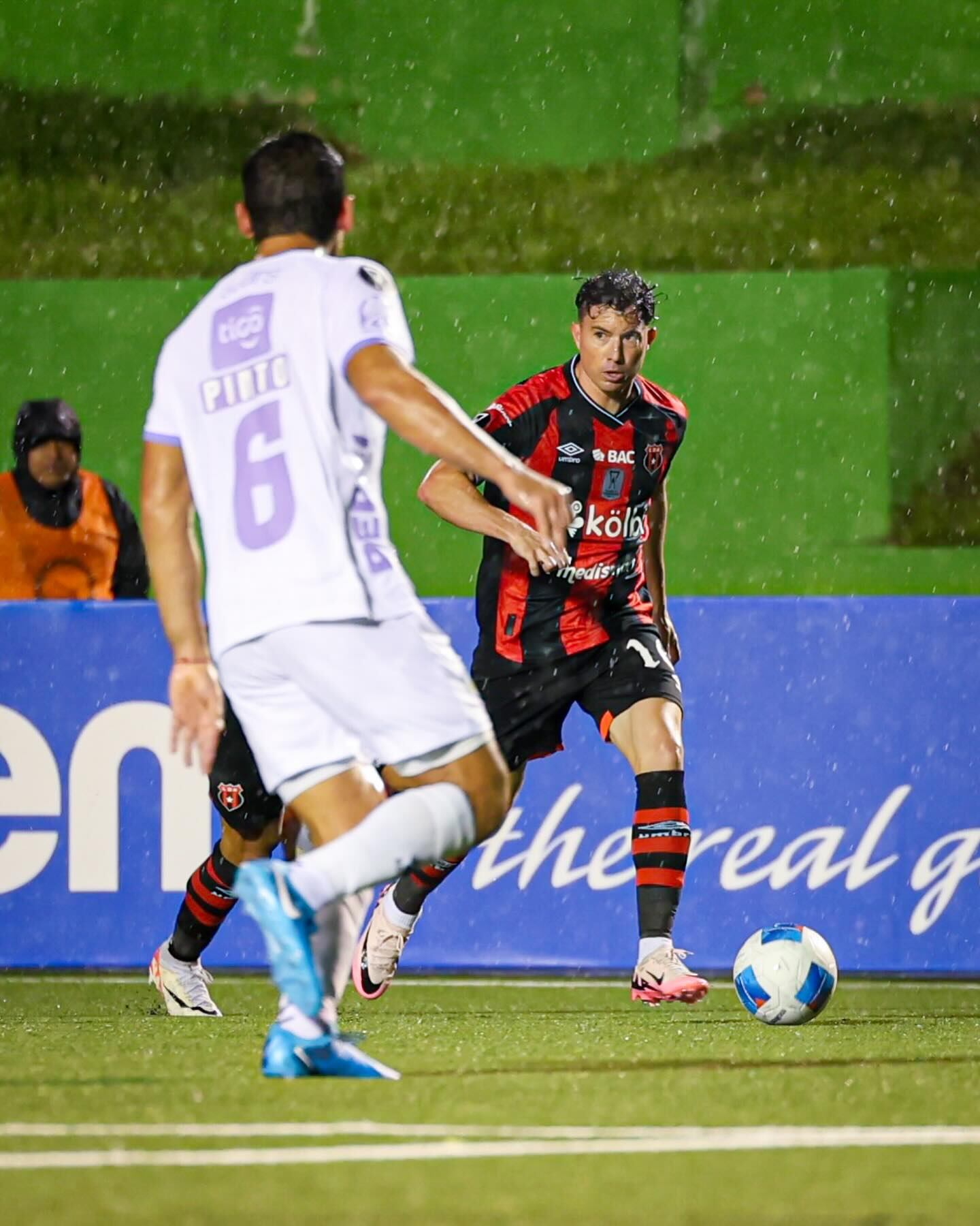 Bryan Oviedo se siente contento con sus primeros minutos con Liga Deportiva Alajuelense.