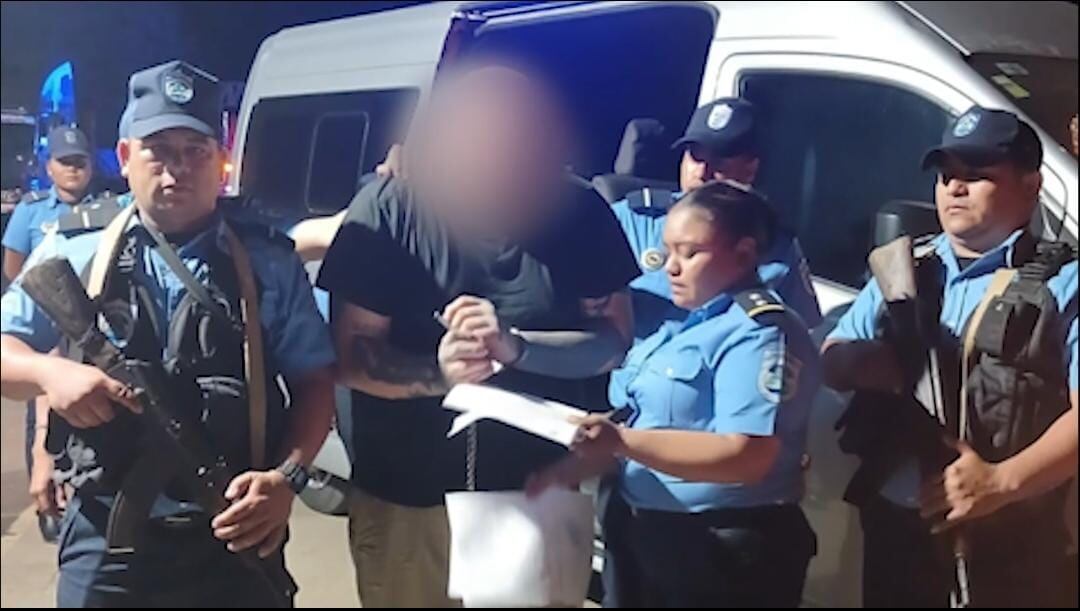 Agentes de la Policía Nacional de Nicaragua entregan a Jean Franco Segura Gómez, esposado, a oficiales de la Fuerza Pública de Costa Rica en la frontera de Peñas Blancas. Segura es sospechoso de un doble homicidio en un bar de Heredia.