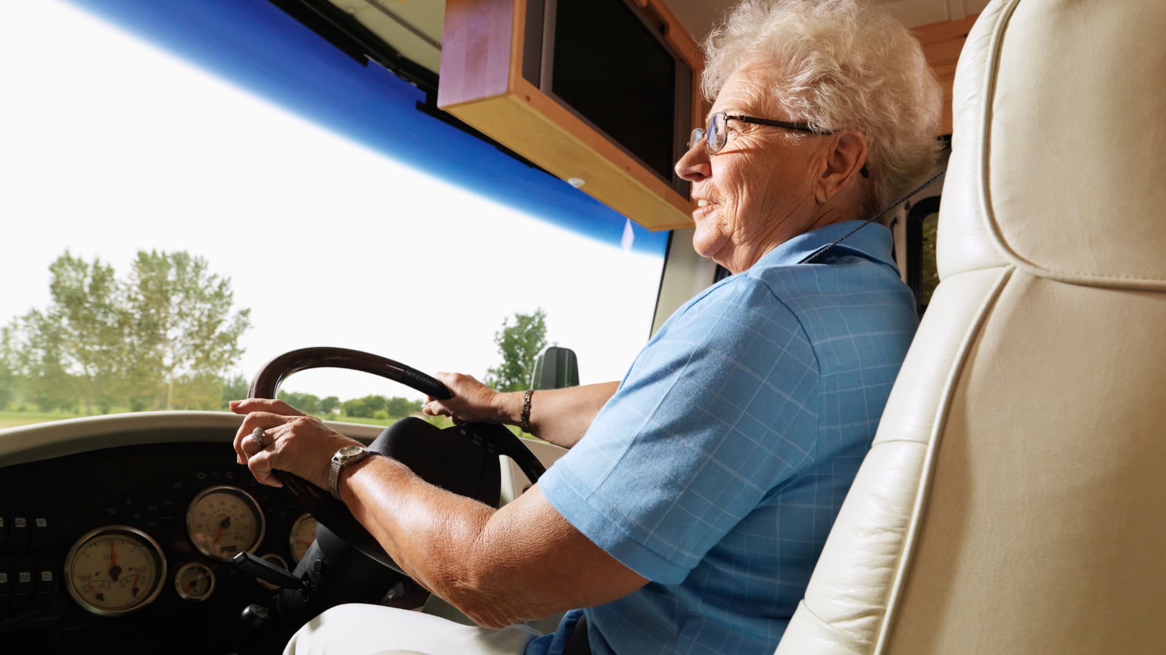 La edad promedio para dejar de manejar es de 75 años, según un estudio europeo que también analizó el impacto emocional del cambio.