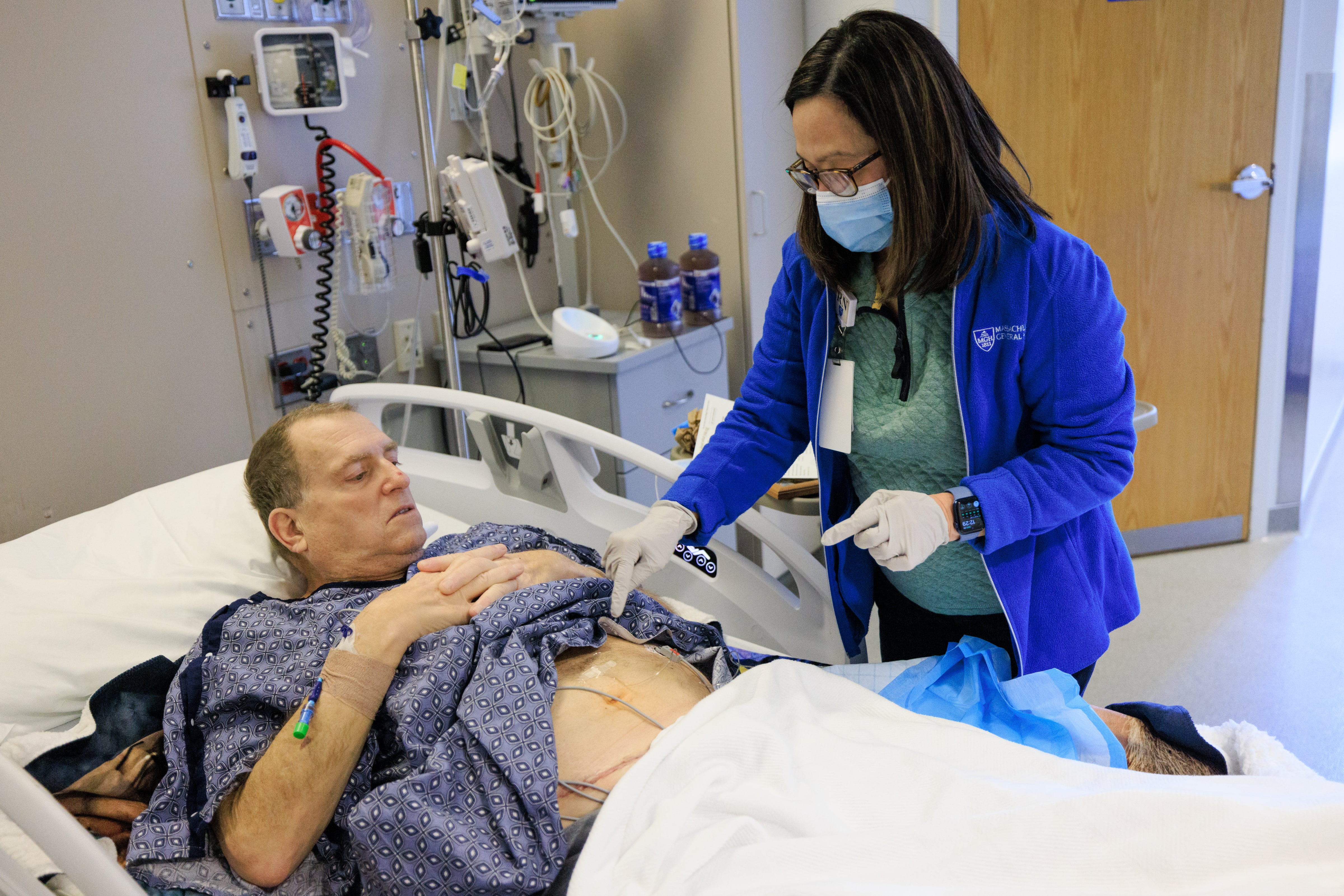 Un estadounidense rompió récords al vivir ocho meses con un riñón de cerdo, abriendo puertas a más pruebas con órganos animales.