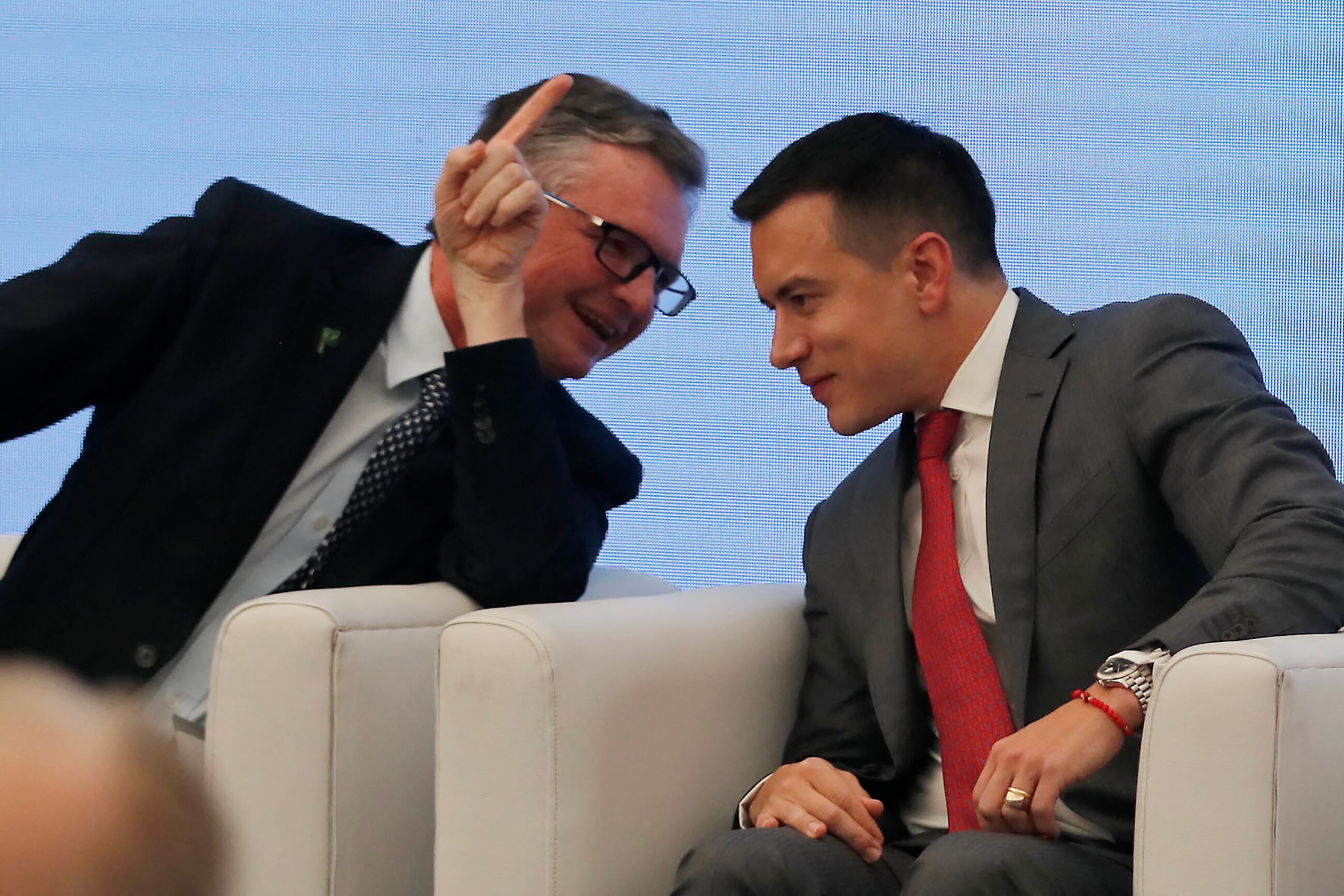 El presidente de Ecuador, Daniel Noboa, junto al ministro de Economía, Juan Carlos Vega, durante el anuncio del canje de deuda externa para destinar recursos a la conservación de la Amazonía