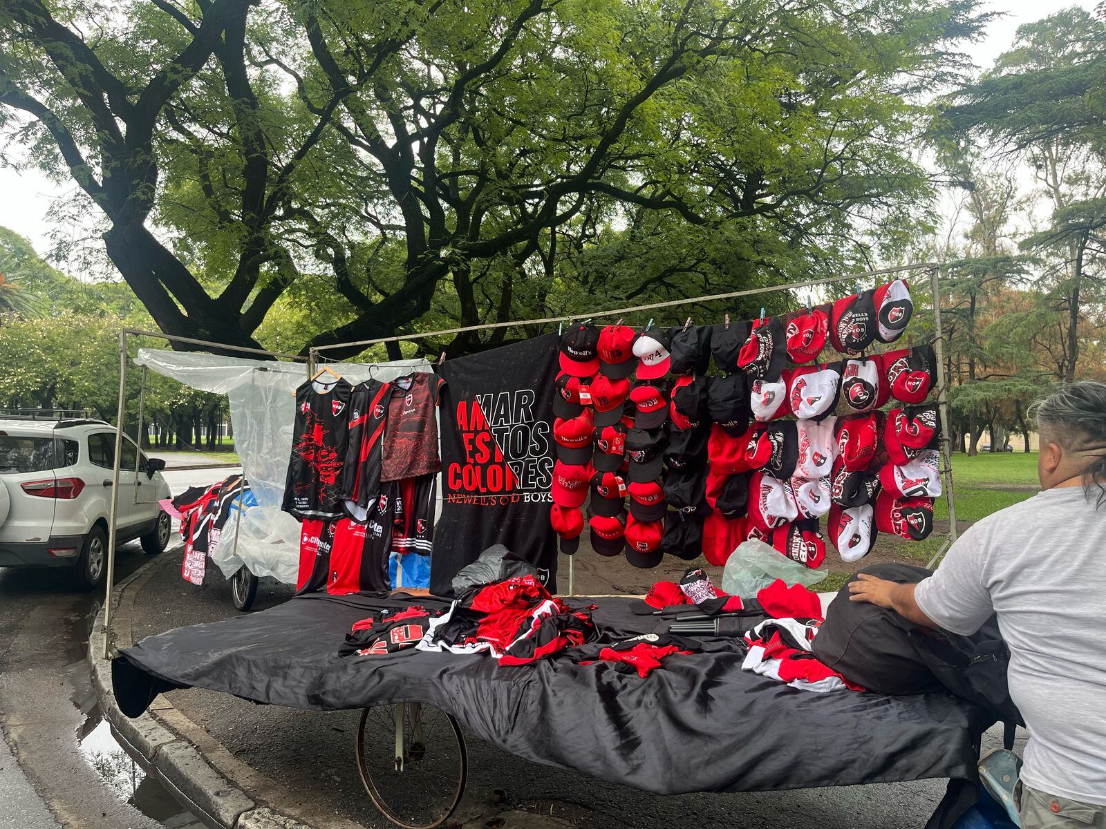 El ambiente en las afueras del estadio Marcelo Bielsa comienza a calentar previo al juego entre Newell's y Defensa y Justicia.