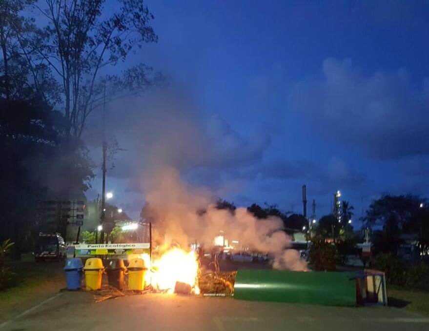Quema de llantas y basura por parte de manifestantes en las inmediaciones de Recope, en Moín de Limón. Foto suministrada por Reiner Montero