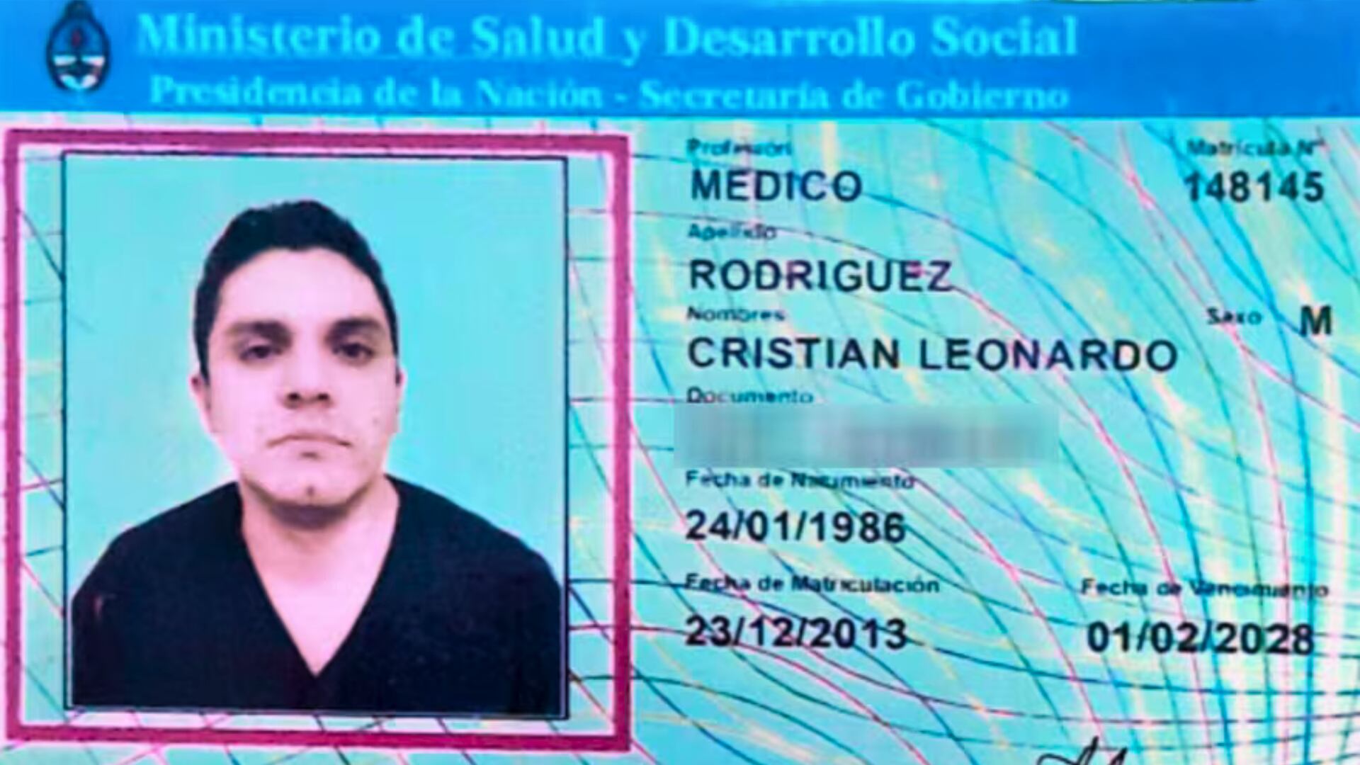 Un hombre simuló ser médico en Argentina durante años y suplantó documentos oficiales; ahora enfrenta cargos por la muerte de una paciente.