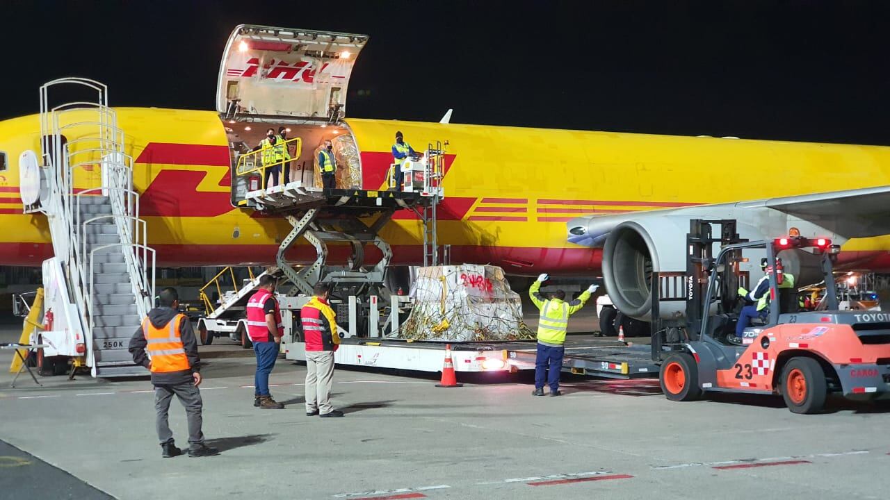 Llegada del cargamento de vacunas contra el covid-19 más grande que ha recibido el país hasta la fecha. Foto CNE.