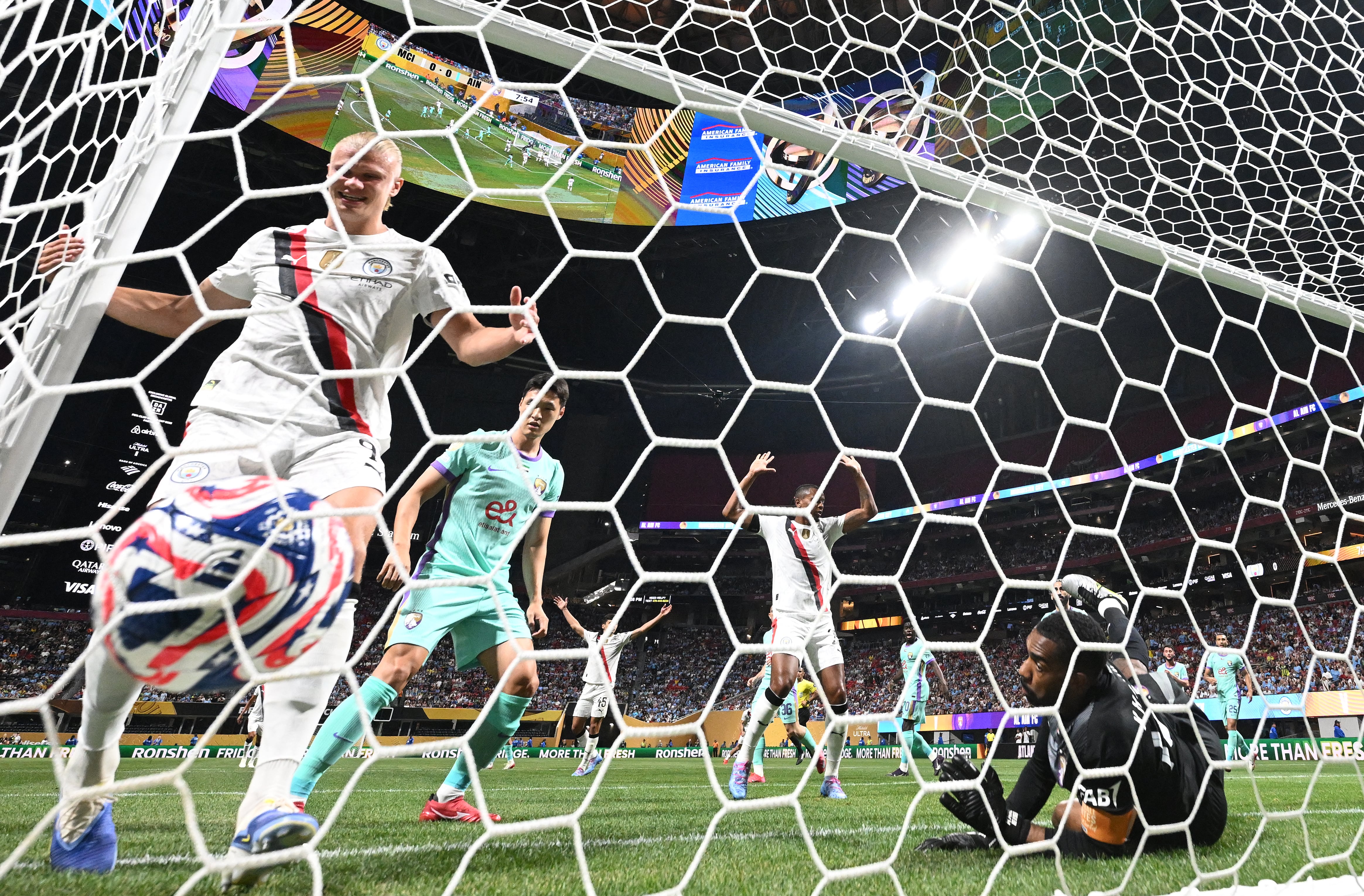 Erling Haaland celebra junto al arquero del Al Ain, Khalid Eisa, luego de uno de los goles del Manchester City en partido por el Mundial de Clubes.