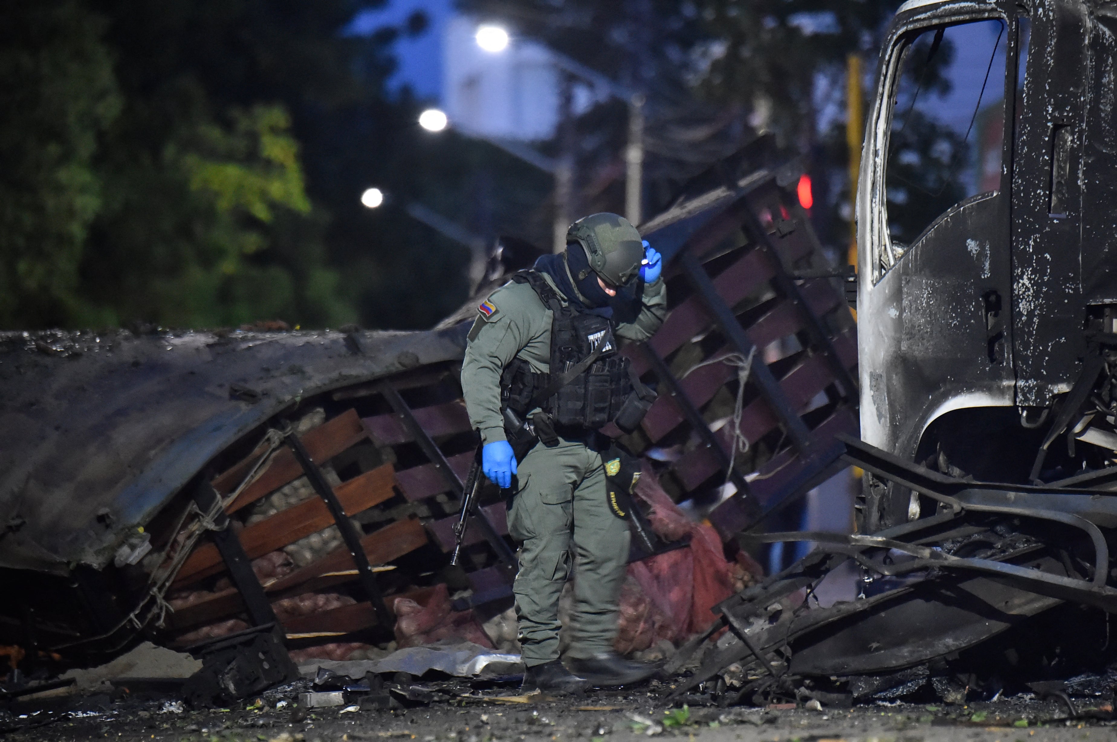 Un policía inspecciona los restos de un camión después de que un carro bomba explotara cerca de una estación policial en Cúcuta, Colombia, el 1 de agosto de 2026. Al menos 11 personas resultaron heridas en la explosión de un camión bomba ocurrida ese día en la ciudad colombiana, ubicada cerca de la frontera con Venezuela, seis días antes de la investidura del presidente electo Abelardo de la Espriella, informaron autoridades locales.