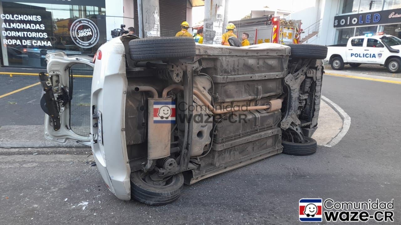 La colisión ocurrió en el sector de San Rafael de Escazú. Producto del impacto, el vehículo quedó volcado en medio de la carretera.