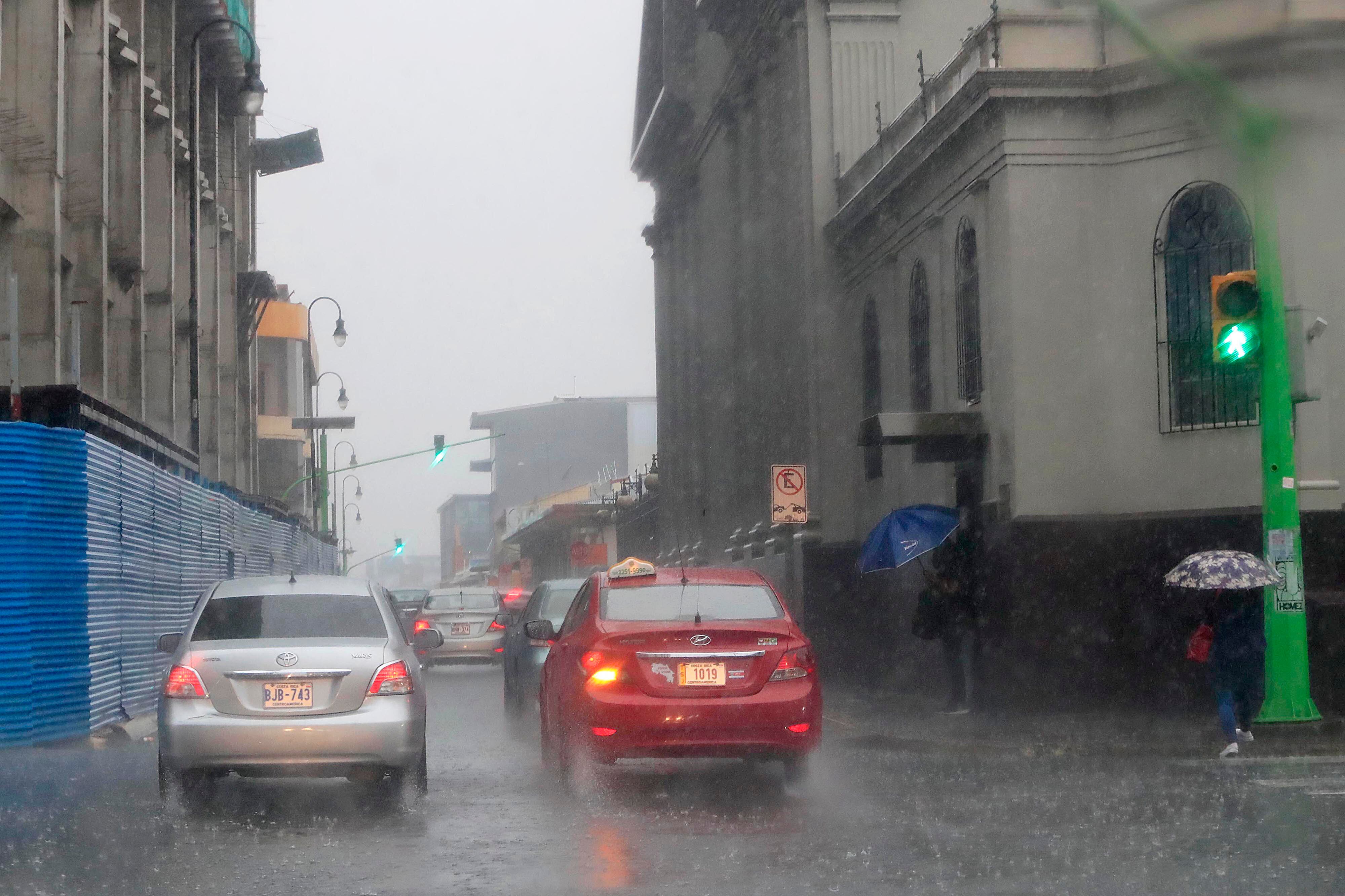 20/09/2023    San José. Fuerte aguacero vespertino. Las lluvias intensas pusieron a correr a muchos este miércoles por la tarde.