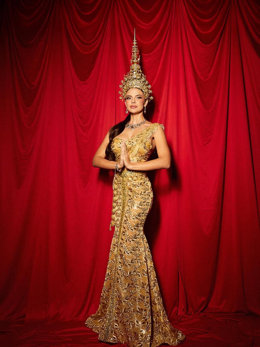 En su llegada a Tailandia la costarricense Mahyla Roth publicó fotografías en honor a este país con este traje.