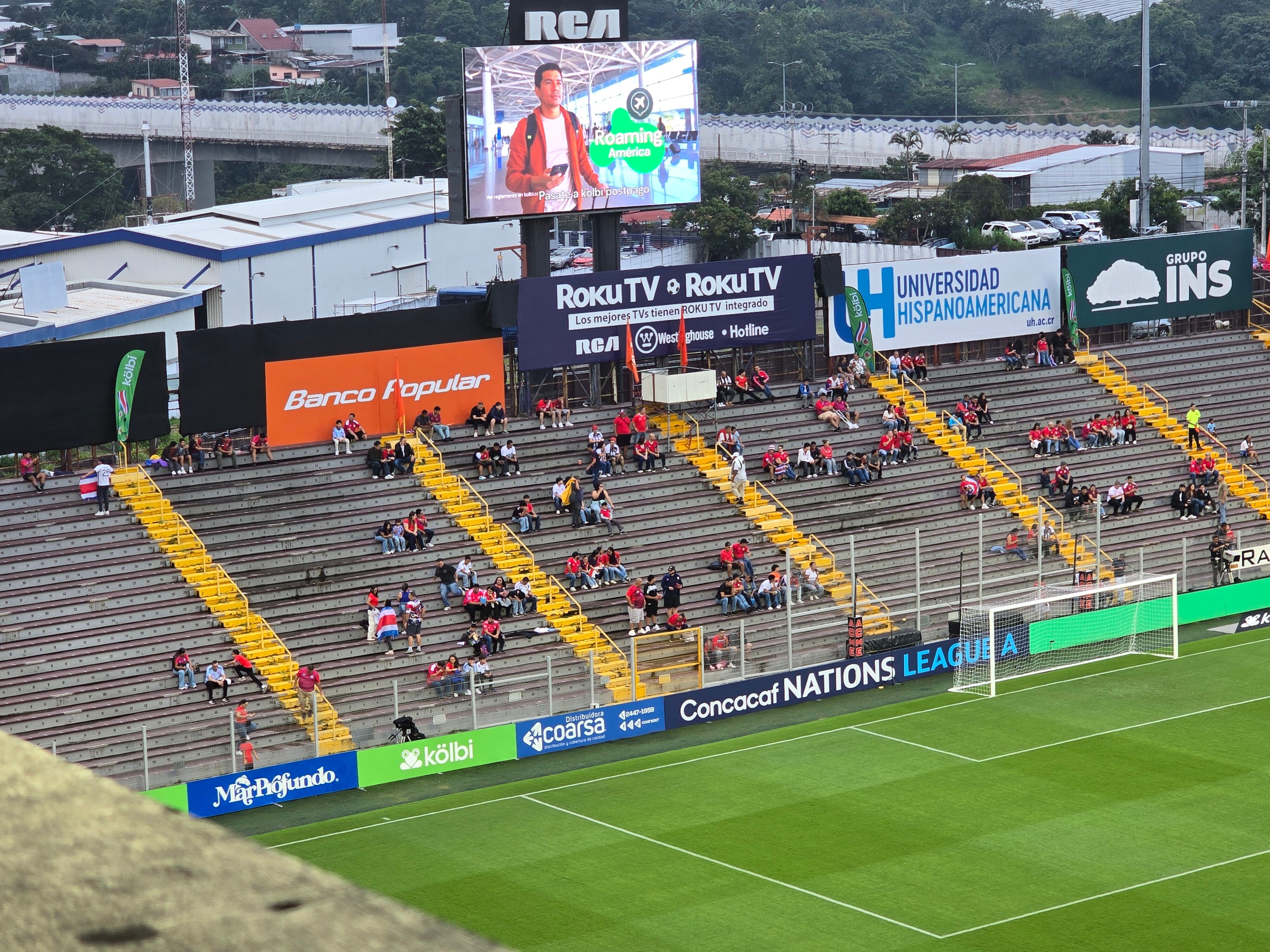 Poco a poco empiezan a ingresar aficionados al Estadio Ricardo Saprissa para el partido entre la Selección de Costa Rica y Haití, en Nations League.