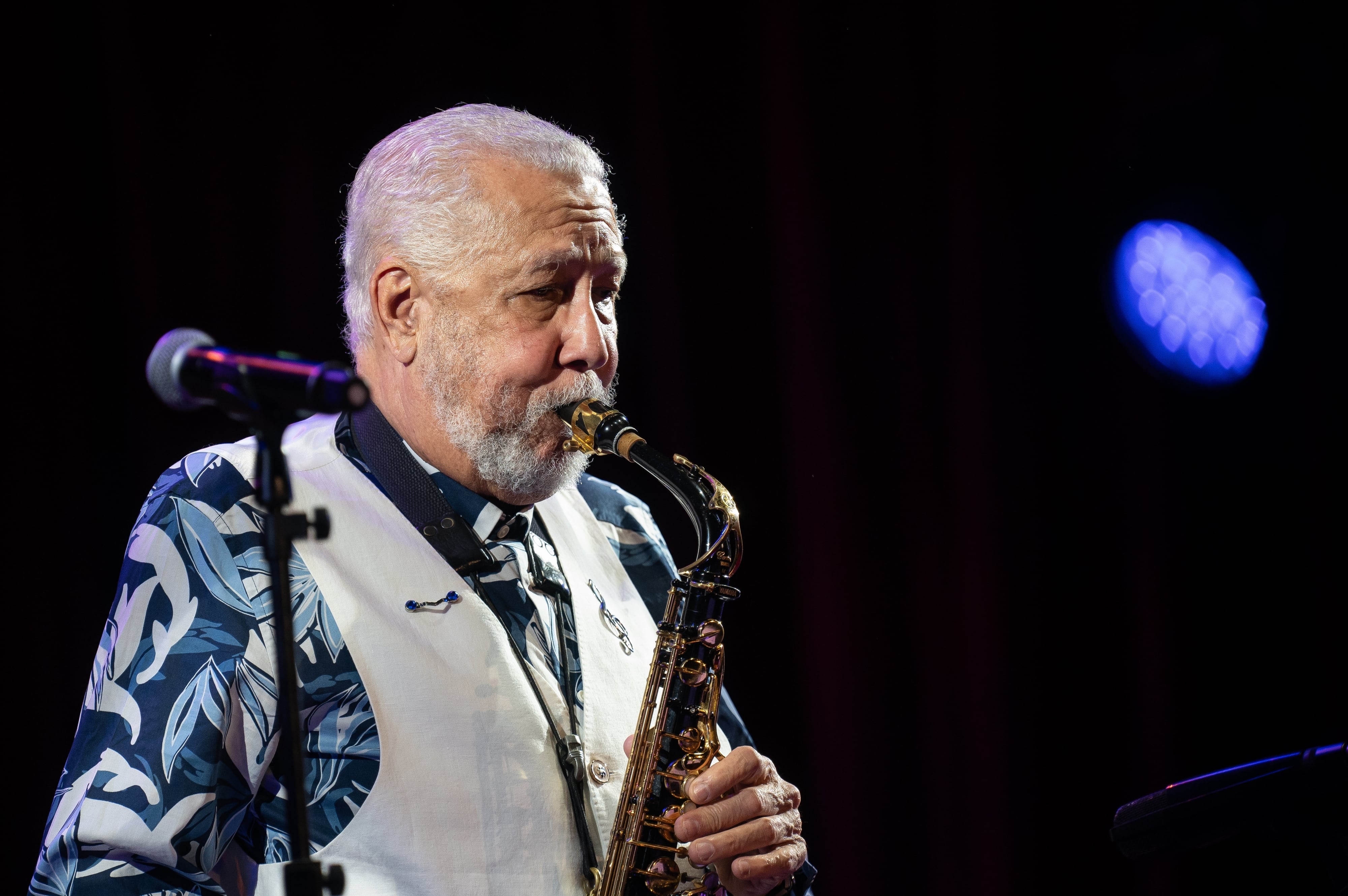 El jazzista cubano Paquito D'Rivera actúa en el concierto de jazz en el Teatro Fernanda Gómez de Madrid, España, el 7 de noviembre de 2025