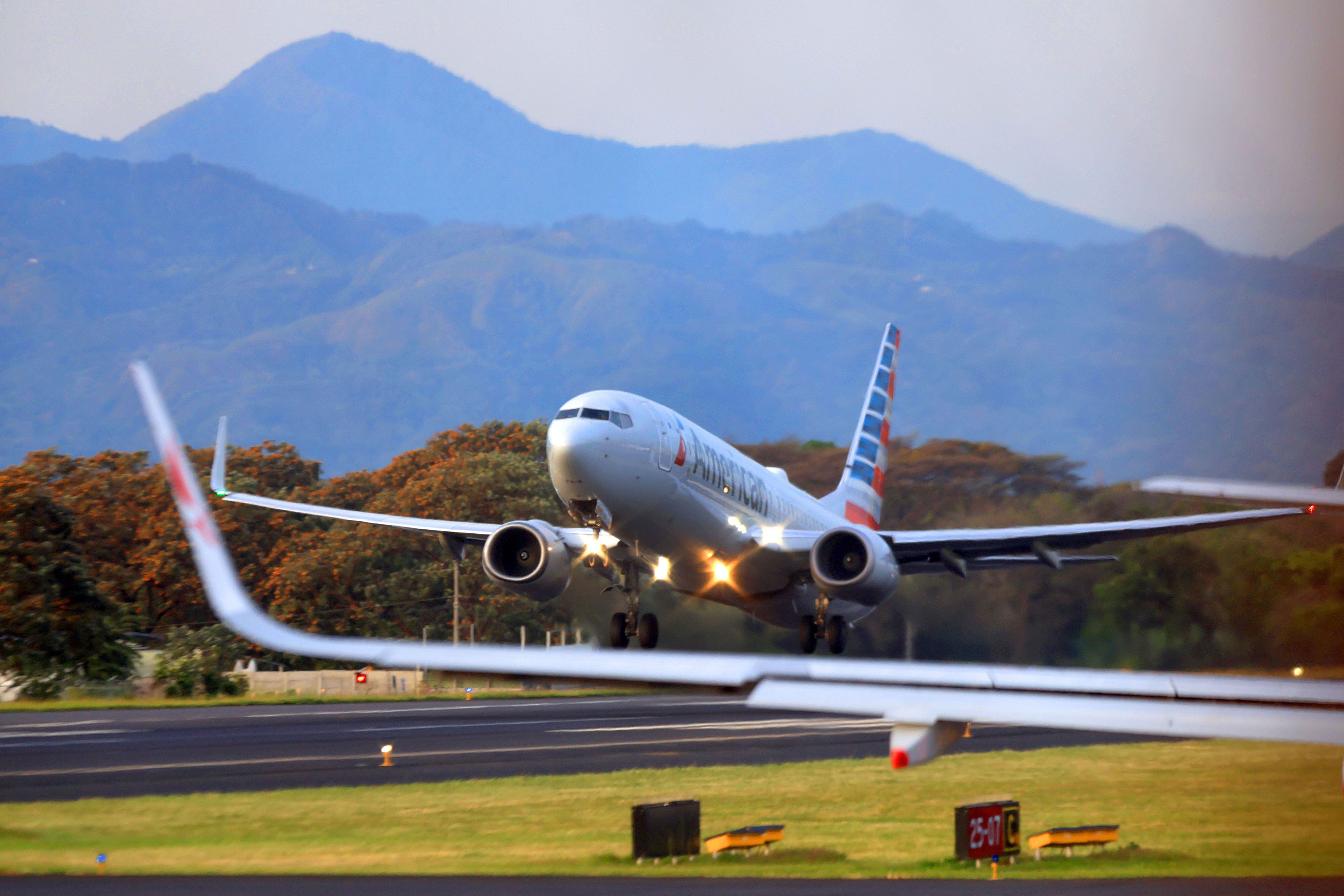 En la imagen, un avión despegando en el Aeropuerto Internacional Juan Santamaría.