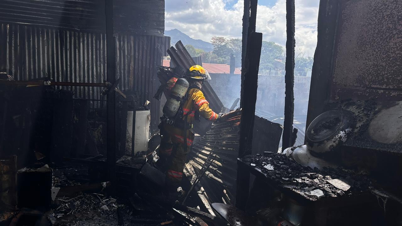 El incendio consumió gran parte de las viviendas ubicadas en Desamparados.