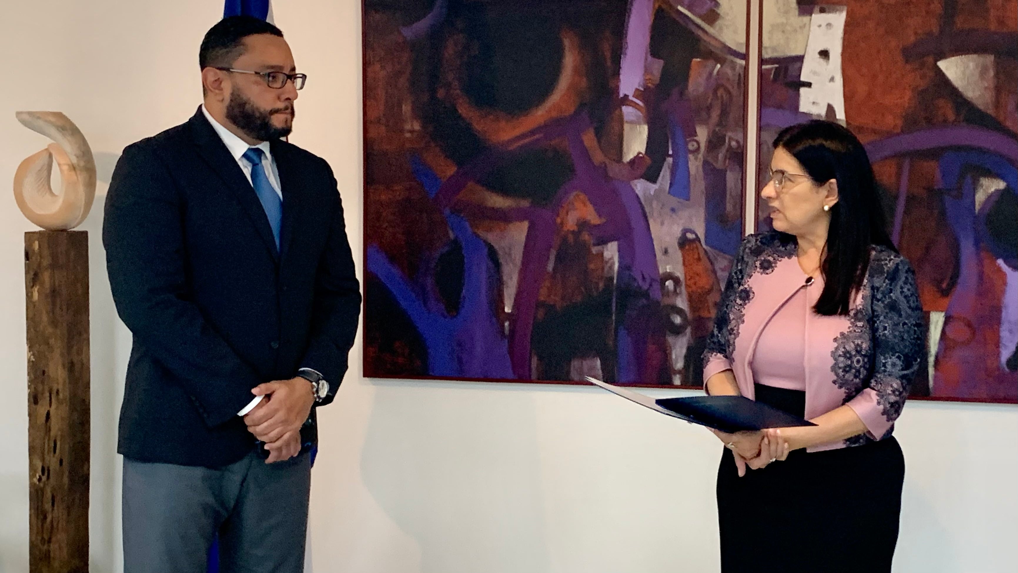 Eithel Corea, funcionario de la CCSS, fue juramentado por Marta Esquivel, presidenta ejecutiva de la CCSS, en junio de 2023, como gerente de logístico de forma interina.